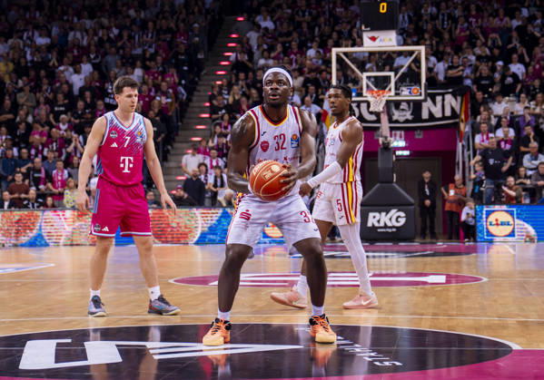 Charles Thompson (Fitness First Wuerzburg Baskets, 32) beim Freiwurf Telekom Baskets Bonn - Fitness First Würzburg Baskets 16.05.2026 Basketball, easyCredit Basketball Bundesliga, Playoffs, Viertelfinale Spiel 1, GER, Bonn, Telekom Dome Bonn Copyright: HMBxMedia xMarcoxBader