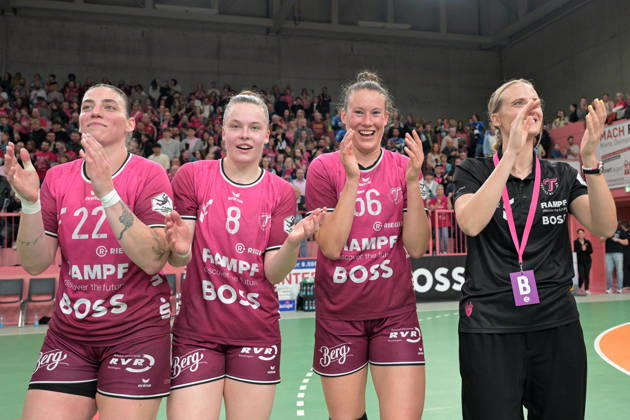 Gabriela Clausson Bitolo (TusSies Metzingen, 22), Ida Petzold (TusSies Metzingen, 08), Carolin Huebner (TusSies Metzingen, 56) udn Miriam Hirsch (TusSies Metzingen, Trainerin) bedanken sich bei den Fans TusSies Metzingen vs. Union Neckarsulm , Handball, Alsco HBF, 5. Play-Off Ligaspieltag, Saison 2025 2026, 16.05.2026 TusSies Metzingen vs. Sport-Union Neckarsulm , Handball, Alsco HBF, 5. Play-Off Ligaspieltag, Saison 2025 2026, 16.05.2026 Tuebingen Copyright: xEibner-Pressefoto TobiasxBaurx EP_TBR