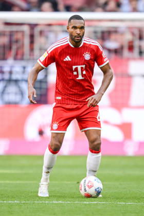 Jonathan Tah (FC Bayern München) in Aktion, am Ball, Einzelaktion waehrend des spiels der Bundesliga zwischen FC Bayern München und 1. FC Köln, Allianz Arena am 16. May 2026 in München, Deutschland. (Foto von Harry Langer DeFodi Images) +++ Jonathan Tah (FC Bayern München) controls the Ball during the Bundesliga match between FC Bayern München and 1. FC Köln at Allianz Arena on May 16, 2026 in München, Germany. (Photo by Harry Langer DeFodi Images) DFL regulations prohibit any use of photographs as image sequences and or quasi-video. (Photo by Harry Langer DeFodi Images) DFL regulations prohibit any use of photographs as image sequences and or quasi-video. -