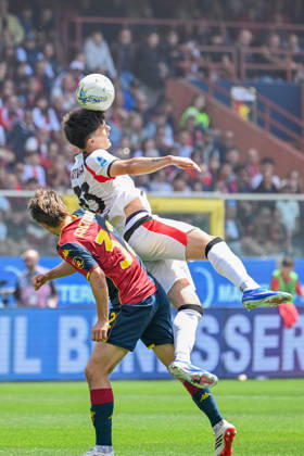 GenoaÕs Morten Frendrup fights for the ball with MilanÕs Bartesaghi during the Serie A soccer match between Genoa and Milan at the Luigi Ferraris Stadium in Genoa, Italy - Sunday, May 17, 2026. - Soccer .  Copyright: xTanoxPecoraro LaPressex