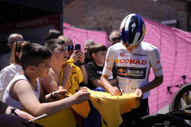 Italy™s Giulio Pellizzari of Red Bull - Bora - Hansgrohe White jersey during Stage 9 of the Giro d™Italia from Cervia to Corno alle Scale, Italy, Sunday May 17, 2026. Copyright: xFabioxFerrarix xLaPressex