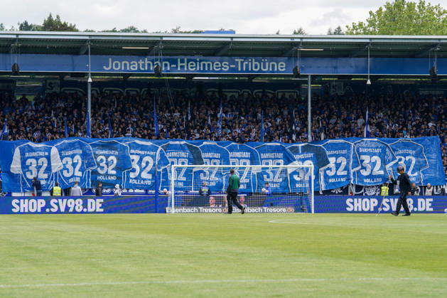 Deutschland: Fußball 2. Liga 2025 2026, 34. Spieltag - SV Darmstadt 98 vs SC Paderborn 07 Merck-Stadion am Böllenfalltor (Darmstadt): Zuschauer, Fans, Tribüne, Fahne, Transparent, Spruchband, Choreographie, Fanchoreo, Copyright: xTobiasxWentzellx