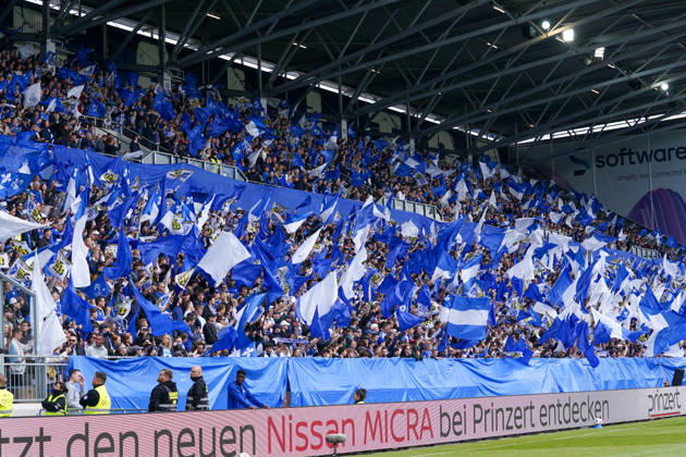 Deutschland: Fußball 2. Liga 2025 2026, 34. Spieltag - SV Darmstadt 98 vs SC Paderborn 07 Merck-Stadion am Böllenfalltor (Darmstadt): Zuschauer, Fans, Tribüne, Fahne, Transparent, Spruchband, Choreographie, Fanchoreo, Copyright: xTobiasxWentzellx