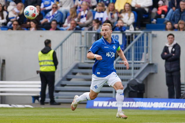 Deutschland: Fußball 2. Liga 2025 2026, 34. Spieltag - SV Darmstadt 98 vs SC Paderborn 07 Merck-Stadion am Böllenfalltor (Darmstadt): Fabian Holland (SVD, 32) am Ball Copyright: xTobiasxWentzellx