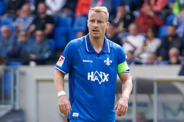 Deutschland: Fußball 2. Liga 2025 2026, 34. Spieltag - SV Darmstadt 98 vs SC Paderborn 07 Merck-Stadion am Böllenfalltor (Darmstadt): Fabian Holland (SVD, 32) Portraitfoto, Portrait, Einzelaufnahme, Porträt Copyright: xTobiasxWentzellx