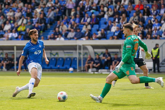 Deutschland: Fußball 2. Liga 2025 2026, 34. Spieltag - SV Darmstadt 98 vs SC Paderborn 07 Merck-Stadion am Böllenfalltor (Darmstadt): Killian Corredor (SVD, 34) im Zweikampf mit Luca Seimen (SCP, 41) Copyright: xTobiasxWentzellx