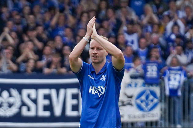 Deutschland: Fußball 2. Liga 2025 2026, 34. Spieltag - SV Darmstadt 98 vs SC Paderborn 07 Merck-Stadion am Böllenfalltor (Darmstadt): Fabian Holland (SVD, 32) verlässt den Platz an seinem letztem Bundesligaspiel Copyright: xTobiasxWentzellx