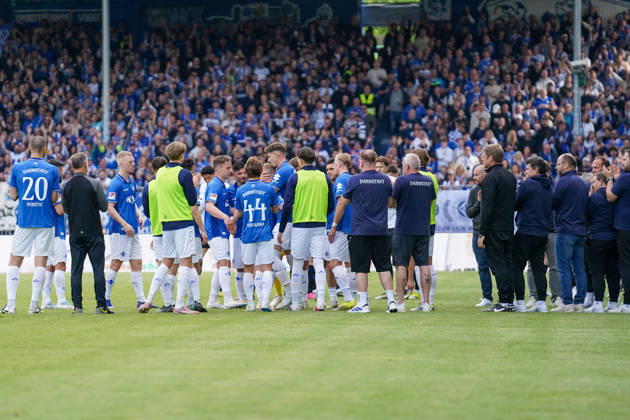 Deutschland: Fußball 2. Liga 2025 2026, 34. Spieltag - SV Darmstadt 98 vs SC Paderborn 07 Merck-Stadion am Böllenfalltor (Darmstadt): Fabian Holland (SVD, 32) verlässt den Platz an seinem letztem Bundesligaspiel. Die Mannschaft steht Spalier. Copyright: xTobiasxWentzellx