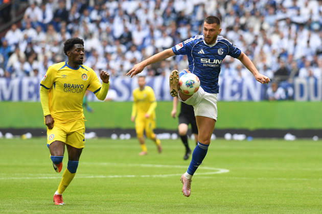 Hasan Kurucay (FC Schalke 04) in Aktion, am Ball, Einzelaktion waehrend des Spiels der 2. Bundesliga zwischen FC Schalke 04 und Eintracht Braunschweig, Veltins-Arena am 17. May 2026 in Gelsenkirchen, Deutschland. (Foto von Ralf Treese DeFodi Images) +++ Hasan Kurucay (FC Schalke 04) controls the ball during the 2. Bundesliga match between FC Schalke 04 and Eintracht Braunschweig at Veltins-Arena on May 17, 2026 in Gelsenkirchen, Germany. (Photo by Ralf Treese DeFodi Images) (Photo by Ralf Treese DeFodi Images) -