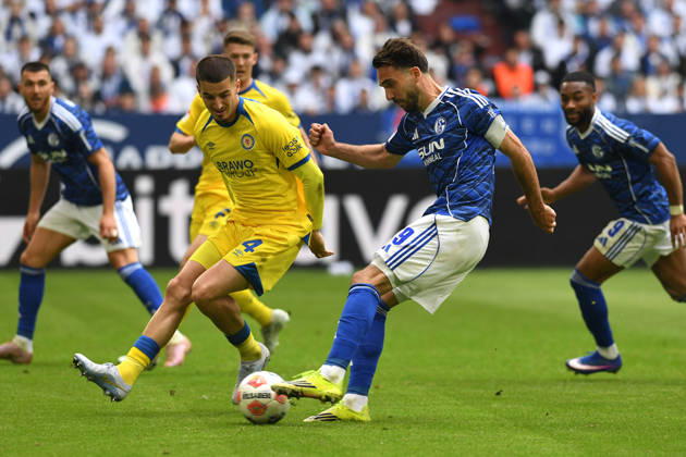 Kenan Karaman (FC Schalke 04) in Aktion, am Ball, Einzelaktion waehrend des Spiels der 2. Bundesliga zwischen FC Schalke 04 und Eintracht Braunschweig, Veltins-Arena am 17. May 2026 in Gelsenkirchen, Deutschland. (Foto von Ralf Treese DeFodi Images) +++ Kenan Karaman (FC Schalke 04) controls the ball during the 2. Bundesliga match between FC Schalke 04 and Eintracht Braunschweig at Veltins-Arena on May 17, 2026 in Gelsenkirchen, Germany. (Photo by Ralf Treese DeFodi Images) (Photo by Ralf Treese DeFodi Images) -