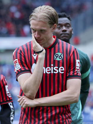 Stefan Teitur Thordarson (Hannover 96) schaut enttaeuscht, 2. Bundesliga, Hannover 96 v 1. FC Nürnberg, Heinz von Heiden Arena am 17. May 2026 in Hannover, Deutschland. (Foto von Marco Steinbrenner DeFodi Images) Stefan Teitur Thordarson (Hannover 96) looks dejected, 2. Bundesliga, Hannover 96 v 1. FC Nürnberg, Heinz von Heiden Arena, May 17, 2026 in Hanover, Germany. (Photo by Marco Steinbrenner DeFodi Images) -