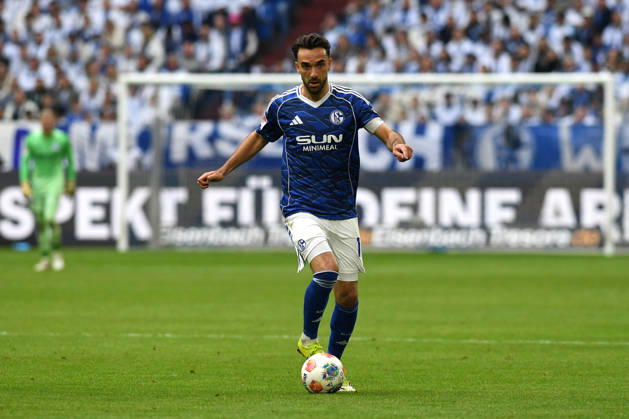 Kenan Karaman (FC Schalke 04) in Aktion, am Ball, Einzelaktion waehrend des Spiels der 2. Bundesliga zwischen FC Schalke 04 und Eintracht Braunschweig, Veltins-Arena am 17. May 2026 in Gelsenkirchen, Deutschland. (Foto von Ralf Treese DeFodi Images) +++ Kenan Karaman (FC Schalke 04) controls the ball during the 2. Bundesliga match between FC Schalke 04 and Eintracht Braunschweig at Veltins-Arena on May 17, 2026 in Gelsenkirchen, Germany. (Photo by Ralf Treese DeFodi Images) (Photo by Ralf Treese DeFodi Images) -
