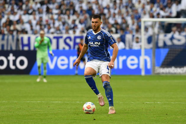 Hasan Kurucay (FC Schalke 04) in Aktion, am Ball, Einzelaktion waehrend des Spiels der 2. Bundesliga zwischen FC Schalke 04 und Eintracht Braunschweig, Veltins-Arena am 17. May 2026 in Gelsenkirchen, Deutschland. (Foto von Ralf Treese DeFodi Images) +++ Hasan Kurucay (FC Schalke 04) controls the ball during the 2. Bundesliga match between FC Schalke 04 and Eintracht Braunschweig at Veltins-Arena on May 17, 2026 in Gelsenkirchen, Germany. (Photo by Ralf Treese DeFodi Images) (Photo by Ralf Treese DeFodi Images) -