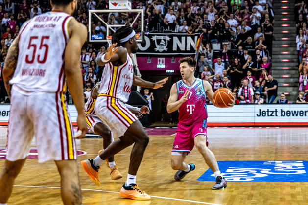 Grayson Murphy (Telekom Baskets Bonn, 07). Vs Jervis Scheffs (Fitness First Wuerzburg Baskets, 02) Telekom Baskets Bonn vs. Fitness First Wuerzburg Baskets, Basketball, easy Credit BBL, Playoffs, Viertelfinale, 2. Spieltag, 2025 2026, 18.05.2026 Telekom Baskets Bonn vs. Fitness First Wuerzburg Baskets, Basketball, easy Credit BBL, Playoffs, Viertelfinale, 2. Spieltag, 2025 2026, 18.05.2026 Bonn Copyright: xEibner-Pressefoto GerhardxWingenderx EP_GWR