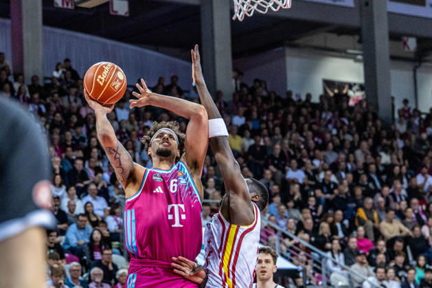 Michael Kessens (Telekom Baskets Bonn, 06) vs Johnathan Stove (Fitness First Wuerzburg Baskets, 22) Telekom Baskets Bonn vs. Fitness First Wuerzburg Baskets, Basketball, easy Credit BBL, Playoffs, Viertelfinale, 2. Spieltag, 2025 2026, 18.05.2026 Telekom Baskets Bonn vs. Fitness First Wuerzburg Baskets, Basketball, easy Credit BBL, Playoffs, Viertelfinale, 2. Spieltag, 2025 2026, 18.05.2026 Bonn Copyright: xEibner-Pressefoto GerhardxWingenderx EP_GWR