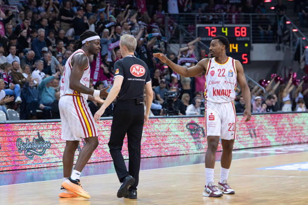 Charles Thompson (Fitness First Wuerzburg Baskets, 32) spricht nach seinem 5. Foul mit dem Schiedsrichter Telekom Baskets Bonn vs. Fitness First Wuerzburg Baskets, Basketball, easy Credit BBL, Playoffs, Viertelfinale, 2. Spieltag, 2025 2026, 18.05.2026 Telekom Baskets Bonn vs. Fitness First Wuerzburg Baskets, Basketball, easy Credit BBL, Playoffs, Viertelfinale, 2. Spieltag, 2025 2026, 18.05.2026 Bonn Copyright: xEibner-Pressefoto GerhardxWingenderx EP_GWR