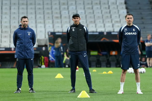 Julian Schuster (SC Freiburg, Trainer) mit seinen Trainer Kollegen beim Abschlusstraining , Türkei, Fussball, UEFA Europa League, Finale, 2025 2026, SC Freiburg vs. Aston Villa, 19.05.2026, TüpraÅü Stadium, BeÅüiktaÅü Park, Istanbul Istanbul TüpraÅü Stadium, BeÅüiktaÅü Par Istanbul Türkei Copyright: xArnexAmbergx