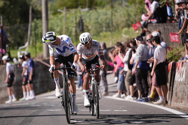Spain™s Enric Mas Nicolau of Movistar Team and Ecuador™s Manuel Jhonatan Narvaez of UAE Team Emirates XRG during Stage 11 of the Giro d™Italia, from Porcari to Chiavari, Italy, Wednesday, May 20, 2026. Copyright: xMarcoxAlpozzi LaPressex