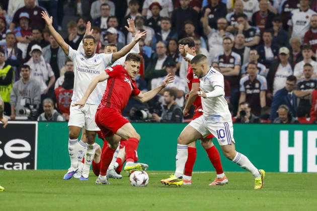 Maximilian Eggestein (SC Freiburg, 08) und Emiliano Buendia (Aston Villa, 10) im Zweikampf , Türkei, Fussball, UEFA Europa League, Finale, 2025 2026, SC Freiburg vs. Aston Villa, 20.05.2026, Istanbul Besiktas Park Türkei Copyright: xGrantxHubbsx