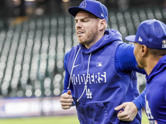 Los Angeles Dodgers first baseman Freddie Freeman (L) warms up before the start of the MLB, Baseball Herren, USA game between the Los Angeles Dodgers and the Milwaukee Brewers at American Family Field in Milwaukee, Wisconsin on Friday, May 22, 2026. MIL20260522806 TANNENxMAURY
