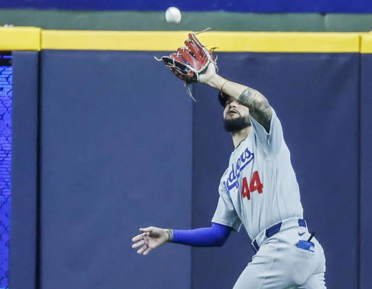 Los Angeles Dodgers center fielder Andy Pages catches a fly ball hit by Milwaukee Brewers left fielder Jake Bauers in the fifth inning of the MLB, Baseball Herren, USA game between the Los Angeles Dodgers and the Milwaukee Brewers at American Family Field in Milwaukee, Wisconsin on Friday, May 22, 2026. MIL20260522834 TANNENxMAURY