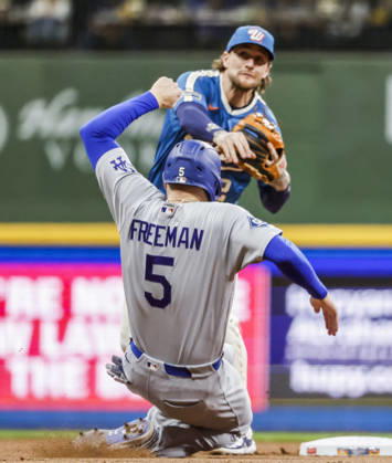 Los Angeles Dodgers first baseman Freddie Freeman is forced out by Milwaukee Brewers second baseman Brice Turang in the seventh inning of the MLB, Baseball Herren, USA game between the Los Angeles Dodgers and the Milwaukee Brewers at American Family Field in Milwaukee, Wisconsin on Friday, May 22, 2026. MIL20260522844 TANNENxMAURY