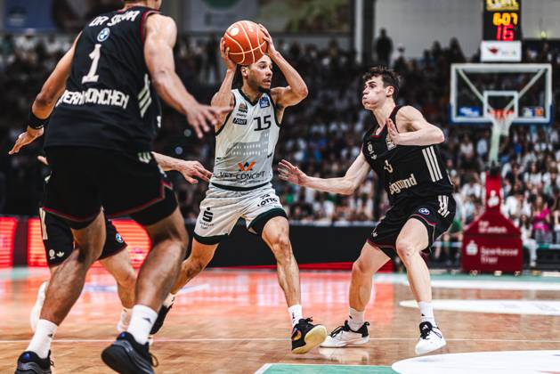 Jordan Roland (Gladiators Trier) im Zweikampf mit Osacar das Silva (FC Bayern Muenchen Basketball) und Neno Dimitrijevic (FC Bayern Muenchen Basketball), Vet Concept Gladiators Trier vs FC Bayern Muenchen Basketball, Basketball, easyCredit BBL, Playoffs, Viertelfinale, Spiel 3, Saison 2025 2026, 23.05.2026 Vet Concept Gladiators Trier vs FC Bayern Muenchen Basketball, Basketball, easyCredit BBL, Playoffs, Viertelfinale, Spiel 3, Saison 2025 2026, 23.05.2026 Copyright: xEibner-Pressefoto AlexanderxNeisx EP_ANS