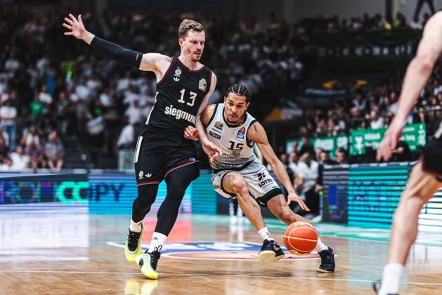 Jordan Roland (Gladiators Trier) im Zweikampf mit Andreas Obst (FC Bayern Muenchen Basketball), Vet Concept Gladiators Trier vs FC Bayern Muenchen Basketball, Basketball, easyCredit BBL, Playoffs, Viertelfinale, Spiel 3, Saison 2025 2026, 23.05.2026 Vet Concept Gladiators Trier vs FC Bayern Muenchen Basketball, Basketball, easyCredit BBL, Playoffs, Viertelfinale, Spiel 3, Saison 2025 2026, 23.05.2026 Copyright: xEibner-Pressefoto AlexanderxNeisx EP_ANS