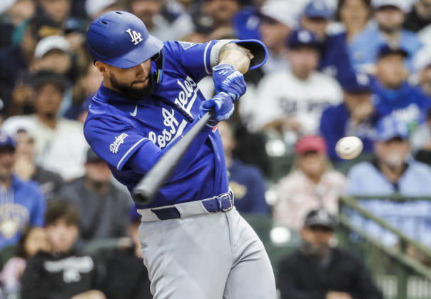 Los Angeles Dodgers center fielder Andy Pages hits an RBI double in the fourth inning of the MLB, Baseball Herren, USA game between the Los Angeles Dodgers and the Milwaukee Brewers at American Family Field in Milwaukee, Wisconsin on Saturday, May 23, 2026. MIL20260523818 TANNENxMAURY