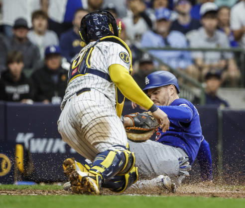 Los Angeles Dodgers first baseman Freddie Freeman (R) scores on Milwaukee Brewers catcher Gary Sanchez on an RBI single hit by Los Angeles Dodgers catcher Will Smith in the eighth inning of the MLB, Baseball Herren, USA game between the Los Angeles Dodgers and the Milwaukee Brewers at American Family Field in Milwaukee, Wisconsin on Saturday, May 23, 2026. MIL20260523833 TANNENxMAURY