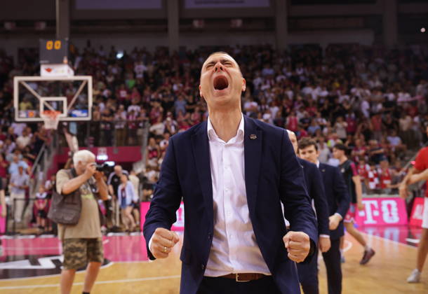 Trainer Marko Stankovic Telekom Baskets Bonn - Jubel nach Sieg vs. Fitness First Würzburg (Wuerzburg) Baskets Playoffs Viertelfinale Spiel 5 - Saison 2025 26