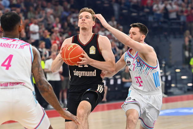 Justus HOLLATZ (FCB), Aktion,Zweikampf gegen Grayson MURPHY (Bonn) Basketball BBL,Saison 2025 2026 ,1. Play Off Halbfinale FC Bayern Muenchen - Telekom Baskets Bonn am 30.05.2025, S A P G A R D EN