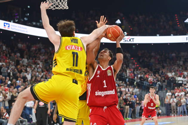 Oscar DA SILVA (FCB), Aktion,Zweikampf gegen Moses WOOD (Berlin). Basketball BBL,Saison 2025 2026 Play Off Finale Spiel 1, FC Bayern Muenchen - Alba Berlin am 12.06.2026 S A P G A R D EN