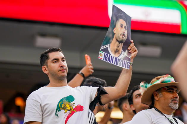 USA: Fußball FIFA World Cup, WM, Weltmeisterschaft, Fussball 2026 Gruppenphase Gruppe G Iran vs Neuseeland SoFi Stadium (Inglewood, Los Angeles County, Kalifornien): Ein iranischer Fan verfolgt das WM-Spiel von den Tribünen aus und hält ein Porträtfoto eines Fußballspielers mit der Aufschrift Iran Rising in die Höhe. Das Motiv verweist auf die Unterstützung der iranischen Opposition, die Protestbewegung und die politische Identität von Exil-Iranern. Die historische Löwen-und-Sonne-Symbolik gilt als Zeichen des Widerstands gegen die Islamische Republik. Copyright: xJOERANxSTEINSIEKx