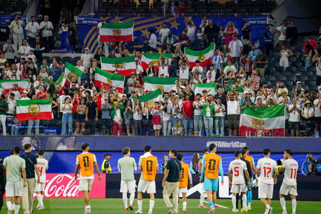 USA: Fußball FIFA World Cup, WM, Weltmeisterschaft, Fussball 2026 Gruppenphase Gruppe G Iran vs Neuseeland SoFi Stadium (Inglewood, Los Angeles County, Kalifornien): Iranische Fans feiern ihre Mannschaft nach dem Spiel und zeigen zahlreich die historische Löwen-und-Sonne-Flagge. Die vorrevolutionäre Flagge gilt als Symbol der iranischen Opposition und wird von vielen Exil-Iranern verwendet. Das Motiv steht für Fankultur, die iranische Diaspora, politische Identität und Solidarität im Umfeld der FIFA-Weltmeisterschaft 2026. Copyright: xJOERANxSTEINSIEKx