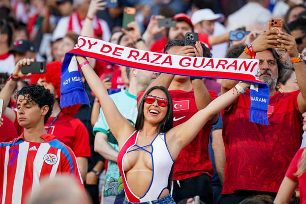 USA: Fußball FIFA World Cup, WM, Weltmeisterschaft, Fussball 2026 Gruppenphase Gruppe D Türkei vs Paraguay Levi™s Stadium (Santa Clara, San Francisco Bay Area, Santa Clara County, Kalifornien): Paraguayische Fußballfans sorgen mit Schals, Fanbekleidung und Smartphones für Stimmung auf den Tribünen. Eine Anhängerin präsentiert einen Schal mit der Aufschrift Soy de raza Guarani. Die Szene steht für Fankultur, Identität und Atmosphäre während eines Spiels der FIFA Fußball-Weltmeisterschaft 2026. Keywords: Paraguay, Fans, Anhänger, Guarani, Fan-Schal, Jubel, Stimmung, Tribüne, Smartphone, Supporter, Fankultur, WM 2026, Fußball. Copyright: xJOERANxSTEINSIEKx