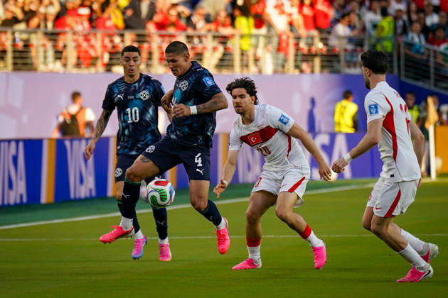 USA: Fußball FIFA World Cup, WM, Weltmeisterschaft, Fussball 2026 Gruppenphase Gruppe D Türkei vs Paraguay Levi™s Stadium (Santa Clara, San Francisco Bay Area, Santa Clara County, Kalifornien): Juan Caceres Juan Caceres (Paraguay, 4) Ã?ngel Romero Angel Romero (Paraguay, 10) OÄüuz AYDIN Oguz AYDIN (Turkey 20) Copyright: xJOERANxSTEINSIEKx