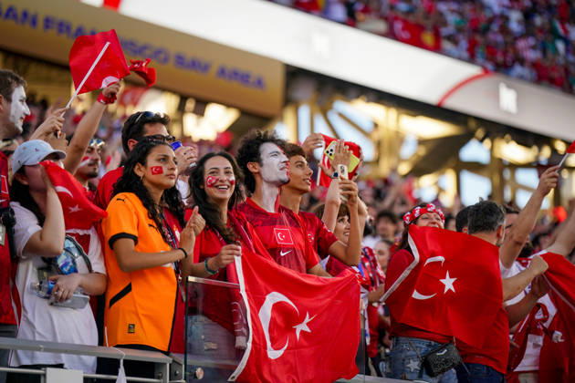 USA: Fußball FIFA World Cup, WM, Weltmeisterschaft, Fussball 2026 Gruppenphase Gruppe D Türkei vs Paraguay Levi™s Stadium (Santa Clara, San Francisco Bay Area, Santa Clara County, Kalifornien): Türkei, türkische Fans, Fanblock, Supporter, Anhänger, türkische Flaggen, Nationalflagge, Gesichtsbemalung, Fanschminke, Jubel, Emotionen, Stimmung, Fankultur, Zuschauer, Tribüne, Smartphone, Selfie, junge Fans, Frauen, Männer, Stadion, Fußballfans, Nationalmannschaft, FIFA World Cup 2026, FIFA Fußball-Weltmeisterschaft 2026, Levi™s Stadium, Santa Clara, San Francisco Bay Area, Kalifornien, USA. Copyright: xJOERANxSTEINSIEKx