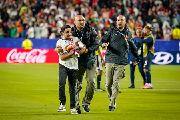 USA: Fußball FIFA World Cup, WM, Weltmeisterschaft, Fussball 2026 Gruppenphase Gruppe D Türkei vs Paraguay Levi™s Stadium (Santa Clara, San Francisco Bay Area, Santa Clara County, Kalifornien): Flitzer wird von Security vom Spielfeld geführt Copyright: xJOERANxSTEINSIEKx