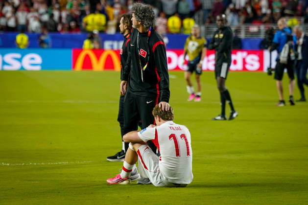 USA: Fußball FIFA World Cup, WM, Weltmeisterschaft, Fussball 2026 Gruppenphase Gruppe D Türkei vs Paraguay Levi™s Stadium (Santa Clara, San Francisco Bay Area, Santa Clara County, Kalifornien): Enttäuschung, Trauer, Niederlage, Geste, Gestik, Emotion, Fassungslosigkeit bei Kenan YILDIZ (Turkey 11) Copyright: xJOERANxSTEINSIEKx