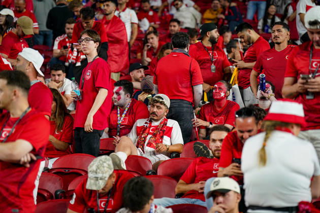 USA: Fußball FIFA World Cup, WM, Weltmeisterschaft, Fussball 2026 Gruppenphase Gruppe D Türkei vs Paraguay Levi™s Stadium (Santa Clara, San Francisco Bay Area, Santa Clara County, Kalifornien): Türkei, türkische Fans, enttäuschte Fans, Niederlage, Frustration, Enttäuschung, Emotionen, Gesichtsbemalung, Fanschminke, Fanblock, Zuschauer, Tribüne, Supporter, Anhänger, Fankultur, gesenkte Stimmung, Schweigen, Nachdenklichkeit, Reaktionen, Fußballfans, Nationalmannschaft, rot-weiß, Tristesse, Ernüchterung, Sportdrama, Spielende, Niederlagenstimmung. Copyright: xJOERANxSTEINSIEKx