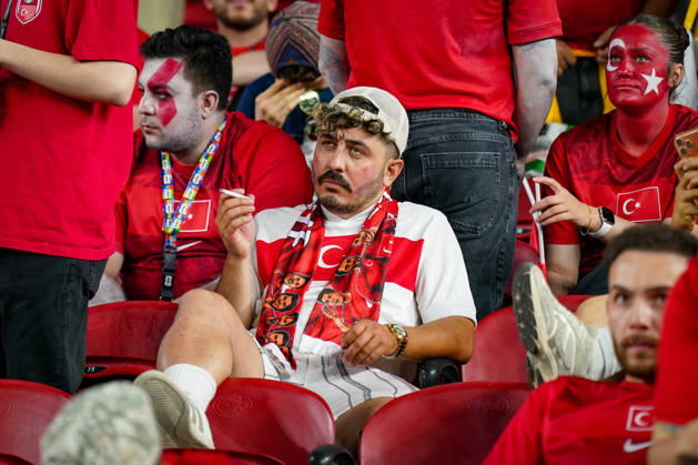 USA: Fußball FIFA World Cup, WM, Weltmeisterschaft, Fussball 2026 Gruppenphase Gruppe D Türkei vs Paraguay Levi™s Stadium (Santa Clara, San Francisco Bay Area, Santa Clara County, Kalifornien): Türkei, türkische Fans, enttäuschte Fans, Niederlage, Frustration, Enttäuschung, Emotionen, Gesichtsbemalung, Fanschminke, Fanblock, Zuschauer, Tribüne, Supporter, Anhänger, Fankultur, gesenkte Stimmung, Schweigen, Nachdenklichkeit, Reaktionen, Fußballfans, Nationalmannschaft, rot-weiß, Tristesse, Ernüchterung, Sportdrama, Spielende, Niederlagenstimmung. Copyright: xJOERANxSTEINSIEKx