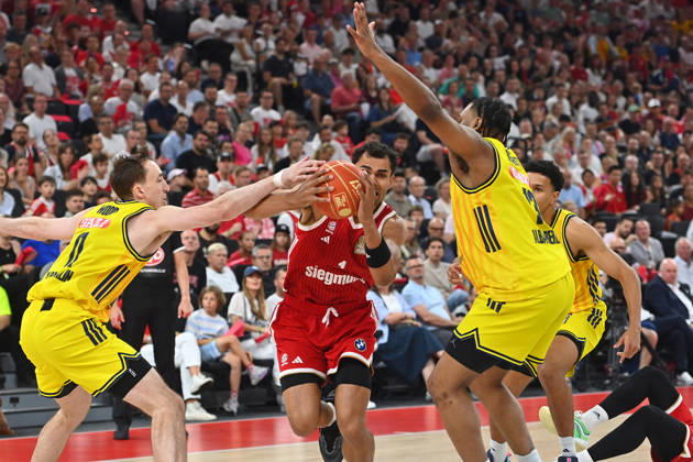 Oscar DA SILVA (FCB), Aktion,Zweikampf gegen Moses WOOD (Berlin,li) und J Wan ROBERTS (Berlin). Basketball BBL,Saison 2025 2026 Play Off Finale Spiel 5, FC Bayern Muenchen - Alba Berlin am 21.06.2026 S A P G A R D EN