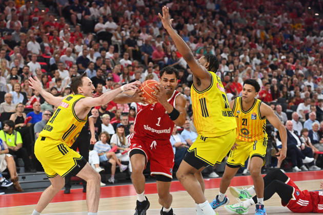 Oscar DA SILVA (FCB), Aktion,Zweikampf gegen Moses WOOD (Berlin,li) und J Wan ROBERTS (Berlin). Basketball BBL,Saison 2025 2026 Play Off Finale Spiel 5, FC Bayern Muenchen - Alba Berlin am 21.06.2026 S A P G A R D EN