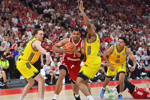 Oscar DA SILVA (FCB), Aktion,Zweikampf gegen Moses WOOD (Berlin,li) und J Wan ROBERTS (Berlin). Basketball BBL,Saison 2025 2026 Play Off Finale Spiel 5, FC Bayern Muenchen - Alba Berlin am 21.06.2026 S A P G A R D EN