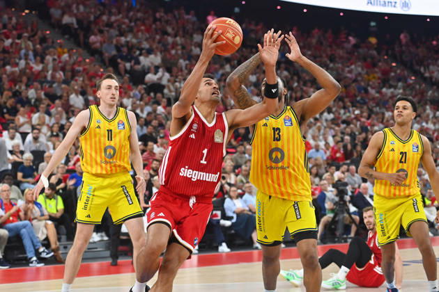Oscar DA SILVA (FCB), Aktion,Zweikampf gegen Moses WOOD (Berlin,li) und J Wan ROBERTS (Berlin). Basketball BBL,Saison 2025 2026 Play Off Finale Spiel 5, FC Bayern Muenchen - Alba Berlin am 21.06.2026 S A P G A R D EN