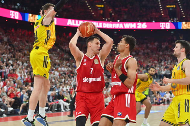 Johannes VOIGTMANN (FCB), Aktion,Zweikampf, re:Oscar DA SILVA (FCB).. Basketball BBL,Saison 2025 2026 Play Off Finale Spiel 5, FC Bayern Muenchen - Alba Berlin am 21.06.2026 S A P G A R D EN
