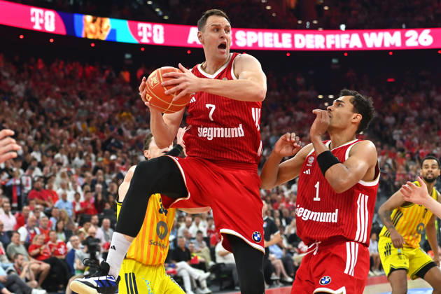 Johannes VOIGTMANN (FCB), Aktion,Zweikampf gegen Justin BEAN (Alba Berlin),re: Oscar DA SILVA (FCB). Basketball BBL,Saison 2025 2026 Play Off Finale Spiel 5, FC Bayern Muenchen - Alba Berlin 81-84 am 21.06.2026 S A P G A R D EN