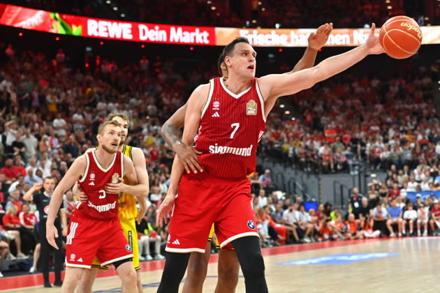 Johannes VOIGTMANN (FCB),Aktion,Zweikampf. Basketball BBL,Saison 2025 2026 Play Off Finale Spiel 5, FC Bayern Muenchen - Alba Berlin 81-84 am 21.06.2026 S A P G A R D EN