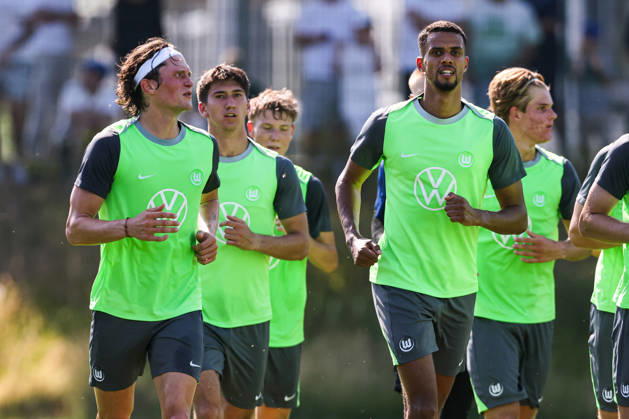 Robert Glatzel (VfL Wolfsburg) und Fabian Reese (VfL Wolfsburg) - 2. Fussball Bundesliga Saison 2026-2027 Trainingsauftakt VfL Wolfsburg am VfL Center in Wolfsburg - Fussball,Deutschland,Mann,Männer,24.06.2026